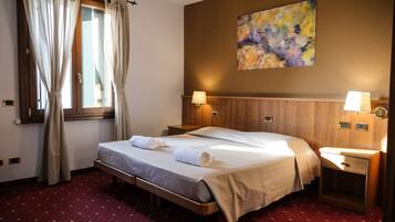 Classic Triple Room | Desk, free WiFi, bed sheets