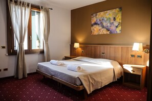 Klassieke driepersoonskamer | Een bureau, gratis wifi, beddengoed