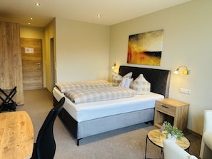 Standard Double Room, Private Bathroom, Garden View (seitlicher Moselblick)