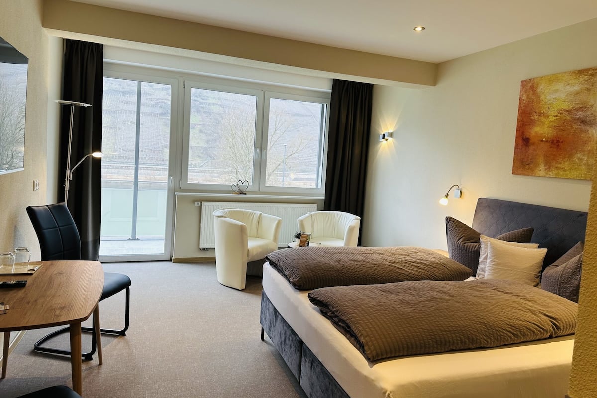 Standard-Doppelzimmer, eigenes Bad (direkter Moselblick) | Verdunkelungsvorhänge, schallisolierte Zimmer, kostenlose Babybetten