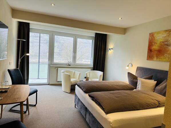 Standard Double Room, Private Bathroom (direkter Moselblick) | Blackout drapes, soundproofing, free cribs/infant beds, rollaway beds - Weinbergs Loge (Ernst)