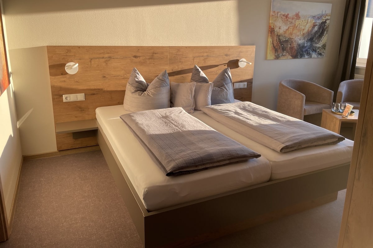 Kamar Double Comfort, balkon (seitlicher Moselblick) | Tirai kedap cahaya, kedap suara, dan tempat tidur bayi gratis