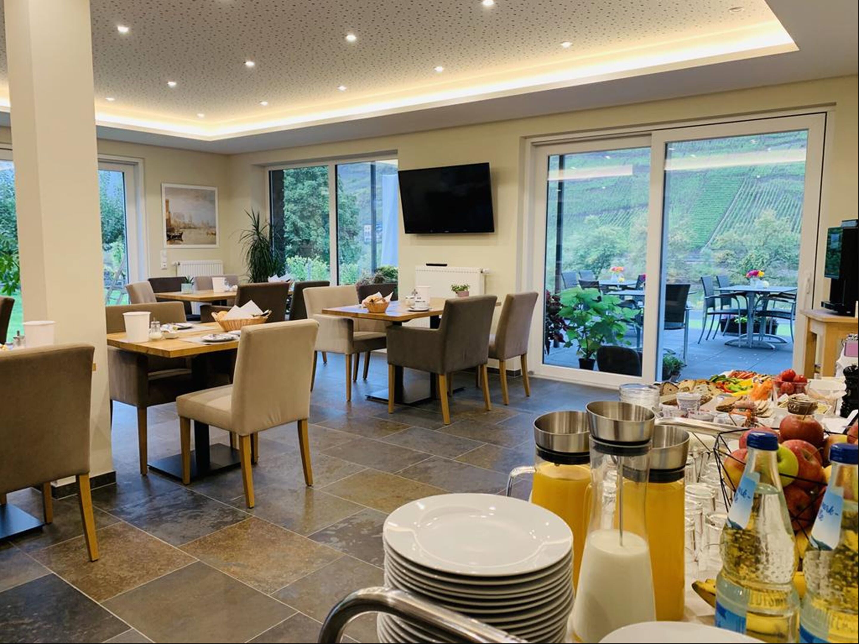 Bao gồm bữa sáng buffet hàng ngày 