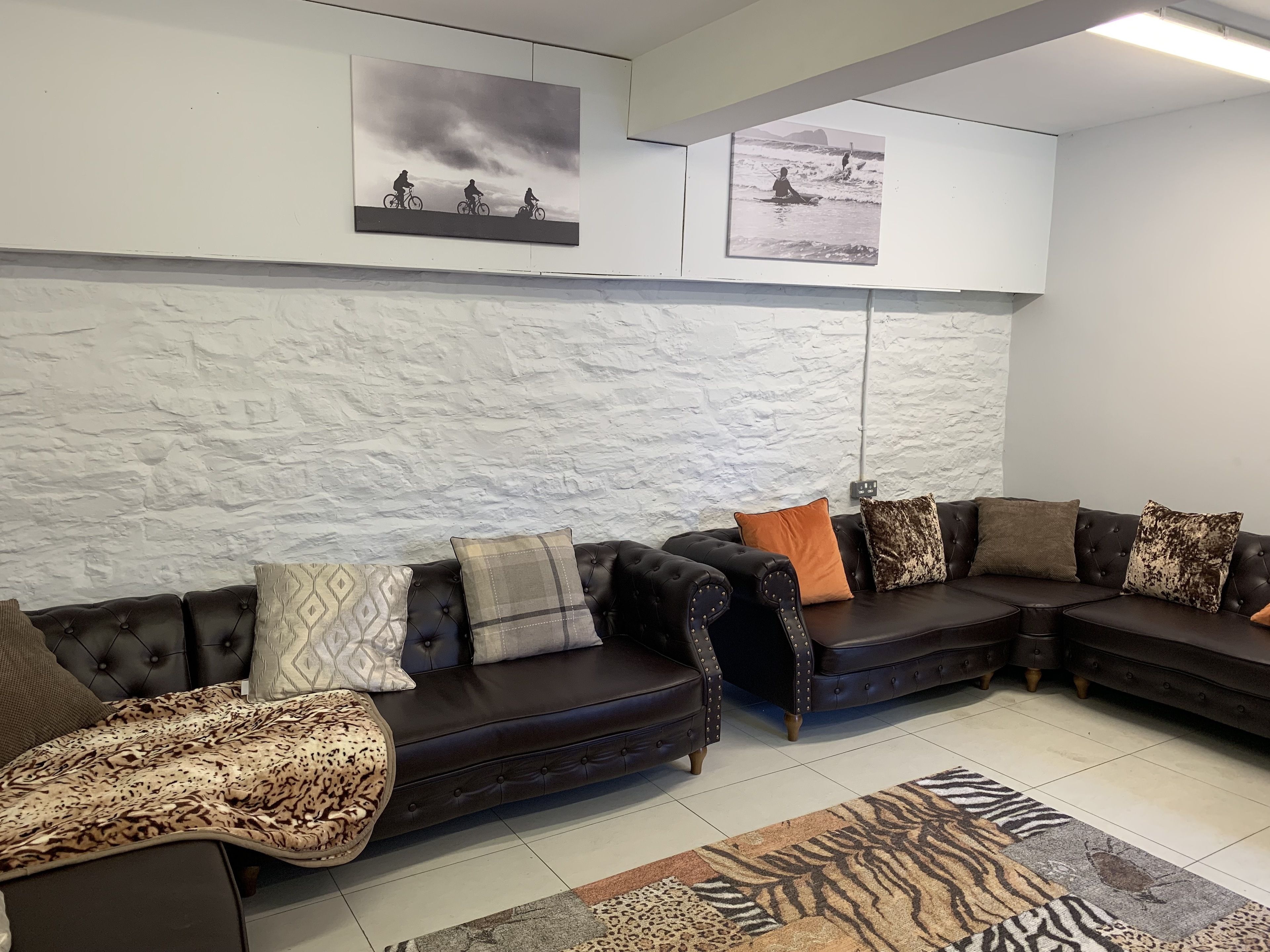 Nhà cơ bản | Phòng khách | TV màn hình phẳng 