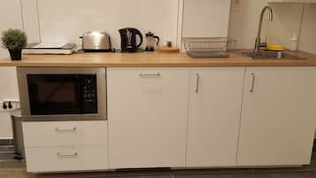 Estudio Deluxe | Cocina básica privada | Frigorífico, microondas, horno y placa de cocina