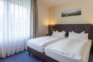 Quarto casal conforto | Frigobar, escrivaninha, ferros/tábuas de passar roupa, berços grátis