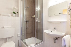 Habitación Confort doble | Baño | Ducha, secador de pelo, toallas y jabón