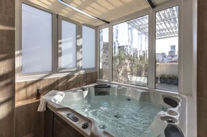 Indoor spa tub