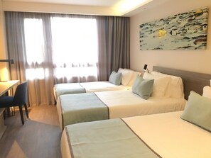 In-room safe, individually decorated, individually furnished, desk - Huinid Obelisco Hotel (Buenos Aires)