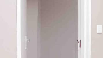 Family Room | Bathroom | Free toiletries, towels
