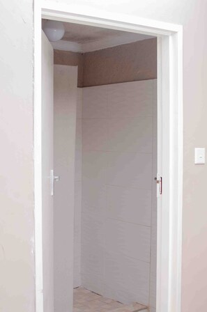 Family Room | Bathroom | Free toiletries, towels - Graceland Guesthouse (Harare)