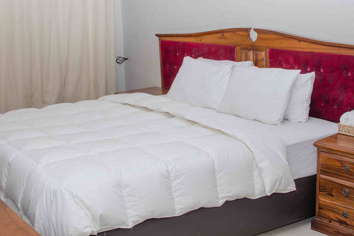 Luxury Room | Desk, iron/ironing board (on request), WiFi (free), bed sheets