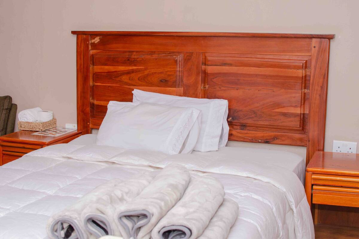Desk, iron/ironing board (on request), WiFi (free), bed sheets