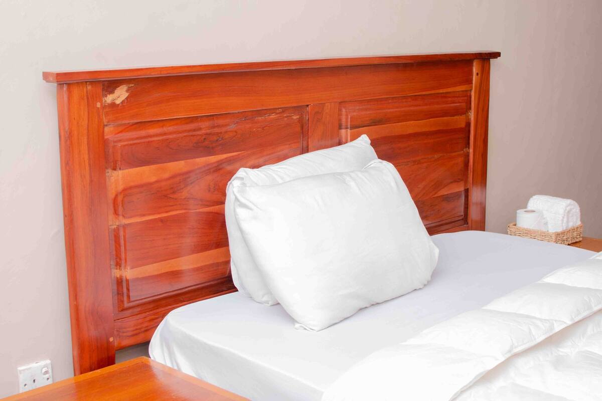 Standard Room | Desk, iron/ironing board (on request), WiFi (free), bed sheets