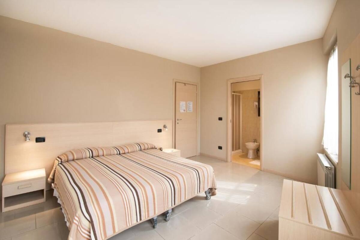 Escritorio, wifi gratis, ropa de cama