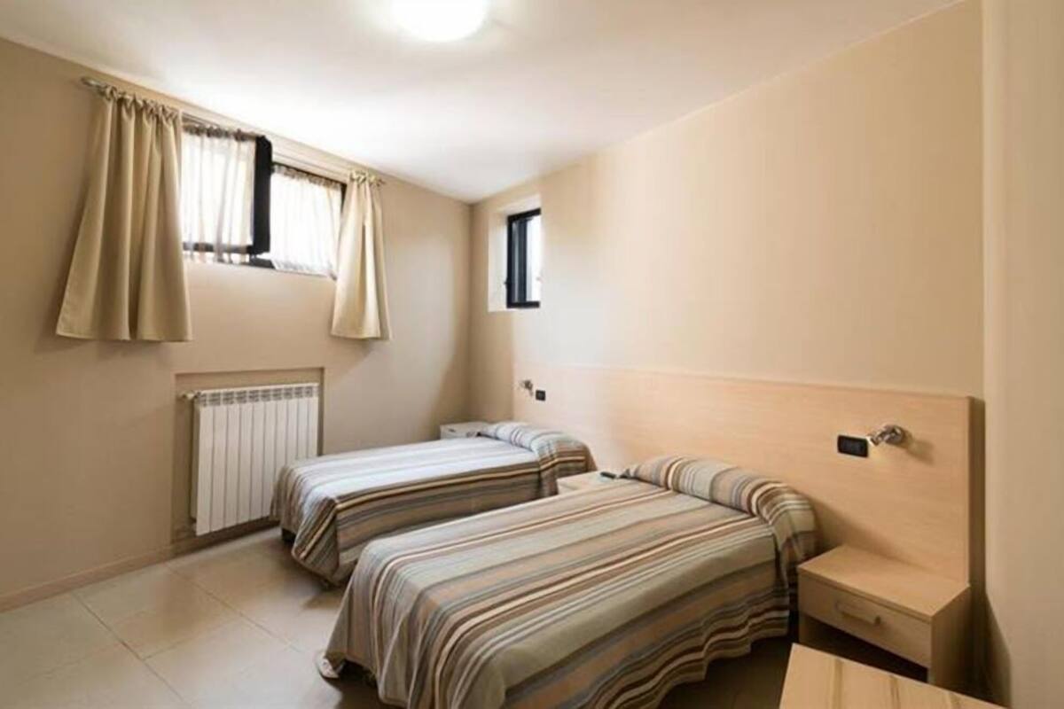 Habitación con 1 cama doble o 2 individuales | Escritorio, wifi gratis, ropa de cama