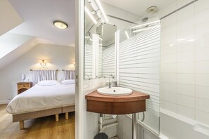 Bathtub, eco-friendly toiletries, hair dryer, towels - Le Clos Fleuri (Le Palais)