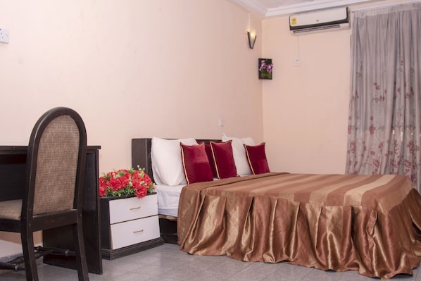 Cofres nos quartos, individualmente decorados, escrivaninha