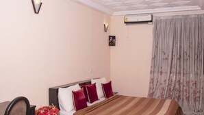 In-room safe, desk, laptop workspace, soundproofing - concord apartments (Mallam)