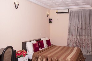 Cofres nos quartos, individualmente decorados, escrivaninha