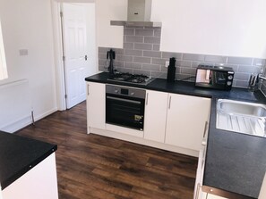 公寓, 2 間臥室 | 私人廚房 | 大型雪櫃/冰箱、微波爐、焗爐、爐具