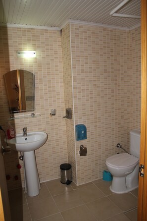 Shower, hydromassage showerhead, free toiletries, hair dryer - Hotel SevturInn (Seferihisar)