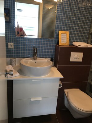 Studio (B) | Bathroom | Shower, free toiletries, hair dryer, slippers - Sólheimar Studio Apartments (Isafjordur)
