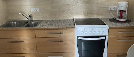 Studio (A) | Cuisine privée | Réfrigérateur, four à micro-ondes, un four, surface de cuisson