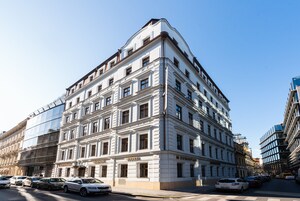 Un hotel de varios pisos con estilo arquitectónico clásico, que cuenta con amplios ventanales y una entrada destacada.