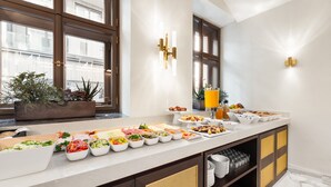 Un buffet proposant une variété de plats et agrémenté d’une plante en pot.