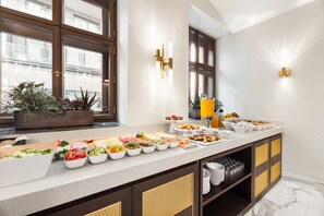 Petit déjeuner buffet (20 EUR par personne)