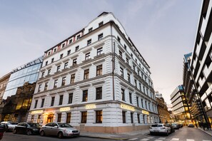 Un edificio en esquina con letreros que dicen
