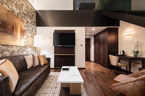 Deluxe Duplex | Minibar, in-room safe, individually decorated, individually furnished