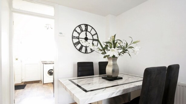 Deluxe huis, uitzicht op de stad, aan tuin | Dineren op de kamer
