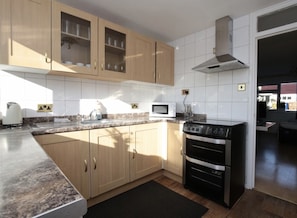 Casa luxo, vista para a cidade, no jardim | Cozinha privada | Geladeira, fogão, cooktop, chaleira elétrica