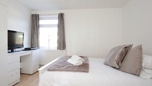 Deluxe huis, uitzicht op de stad, aan tuin | Lakens van Egyptisch katoen, luxe beddengoed, een bureau