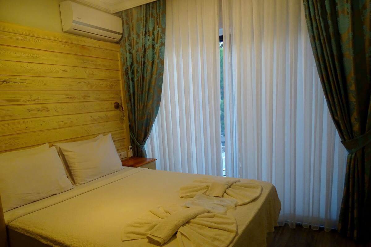 Minibar, free WiFi