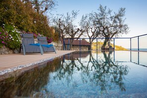 Seasonal outdoor pool, pool umbrellas, pool loungers - Villa The Phoenix (Massa Lubrense)