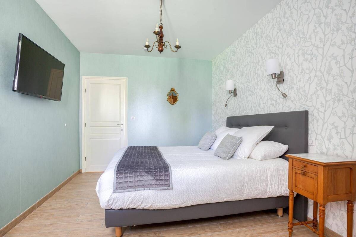 Chambre Double, salle de bains attenante, vue jardin (Noyer)