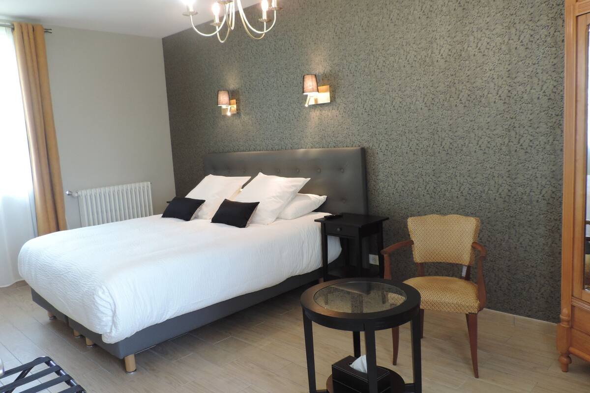Chambre Double, salle de bains attenante, vue jardin (Marronniers)