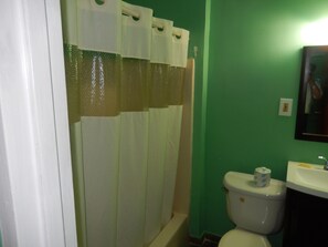 Combined shower/bathtub, towels - Riverview Motel (Claymont)