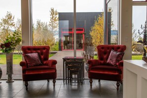 Villa, 6 Bedrooms | Ruang tamu | TV Pintar