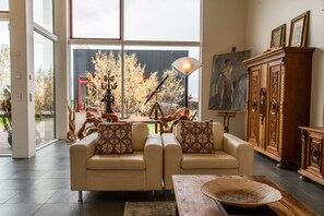 Villa, 6 Bedrooms | Ruang tamu | TV Pintar