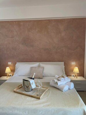 客房内保险箱、办公桌、免费 WiFi、床单