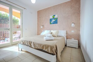 Cofres nos quartos, escrivaninha, Wi-Fi de cortesia, roupa de cama