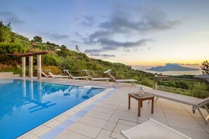 Una piscina al aire libre de temporada, una piscina en la azotea