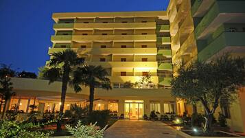 Façade de l’hébergement - soirée/nuit