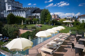 Hồ bơi trong nhà, hồ bơi ngoài trời, dù/ô trên bãi biển/hồ bơi 