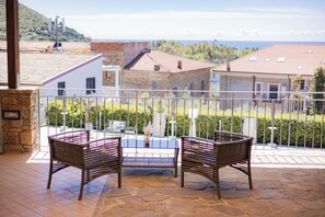 Apartemen Deluks, 2 kamar tidur, pemandangan laut terbatas | Teras/patio