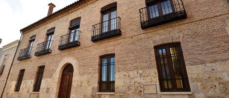 Fachada de la propiedad